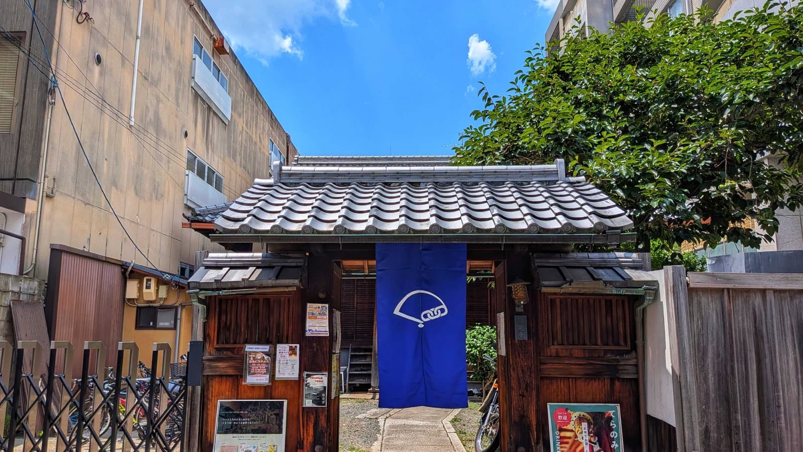 青空の下に立つ京都・佛現寺の門前