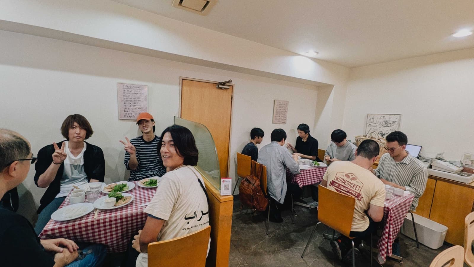 テーブルで食事を囲み交流するイベント参加者
