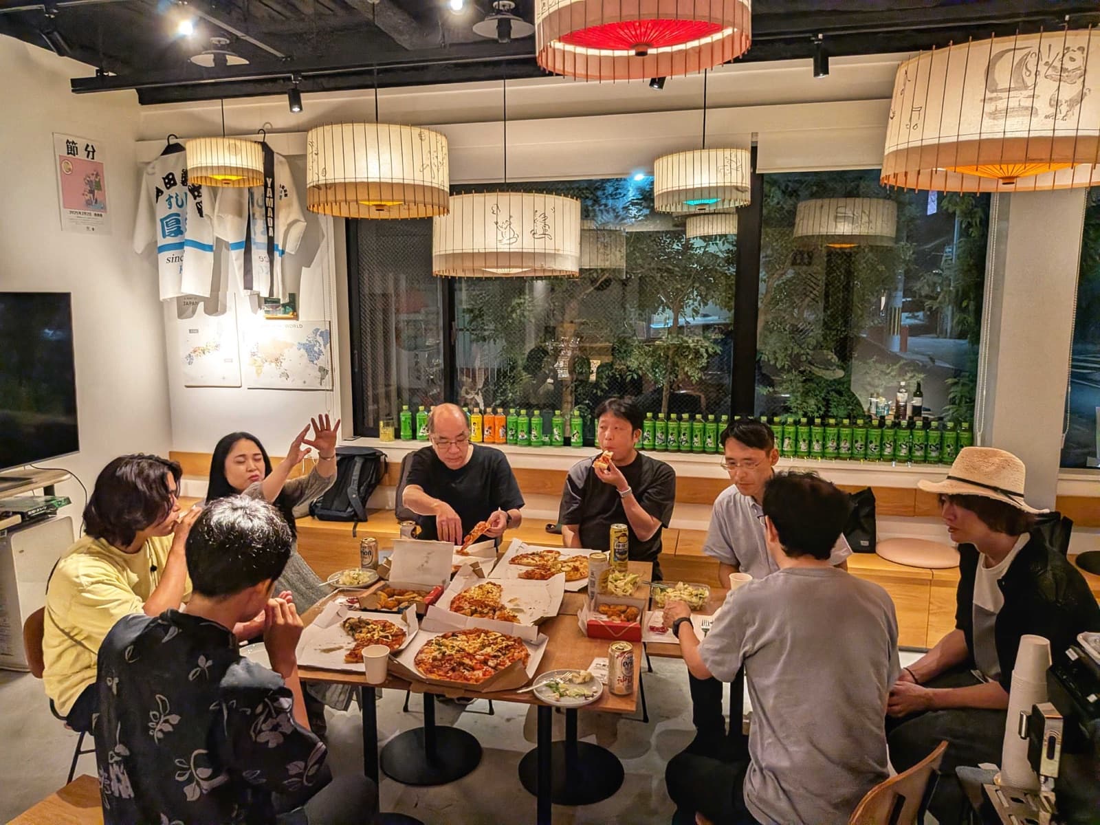 講義後に食事を囲んで交流する参加者