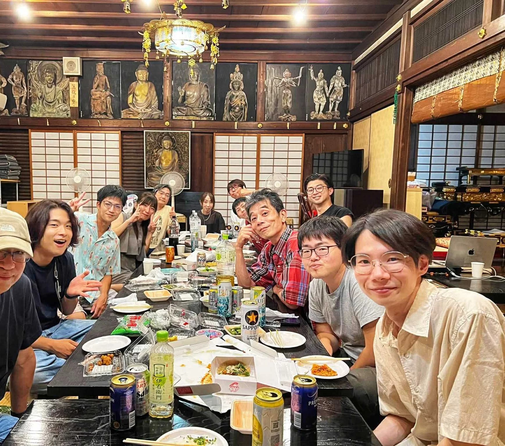 佛現寺の本堂で食事を囲むみやこ納涼会2026の参加者