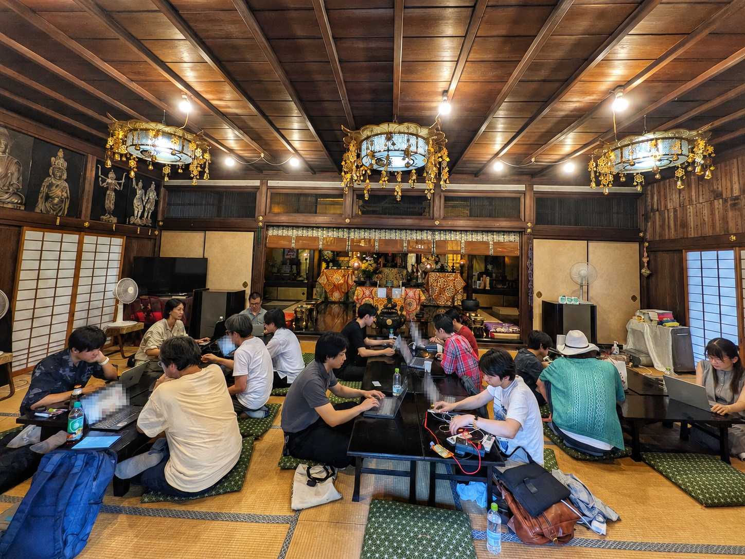 佛現寺の本堂でPCを広げ、それぞれの作業を進めるもくもく会の様子