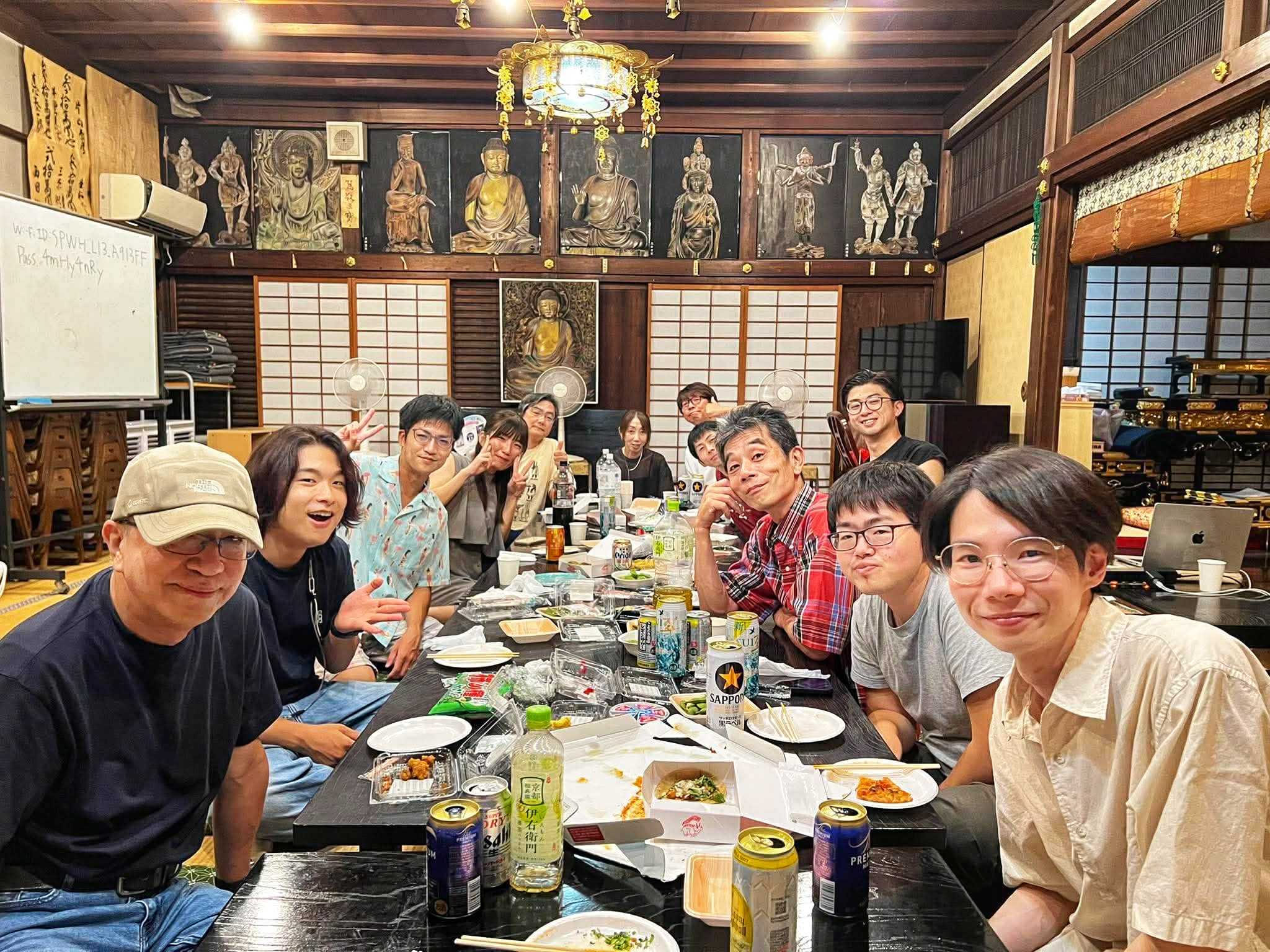 佛現寺の本堂で食事を囲む、みやこ納涼会2026の参加者