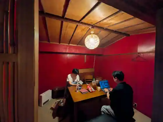 元お茶屋のたか橋にある畳座敷で、テーブルにPCを広げてもくもく会をしている様子